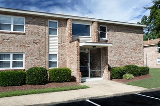 Cedar Creek Apartments in Portsmouth, VA - Building Photo - Building Photo