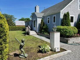 6 White Ln in Hampton Bays, NY - Building Photo