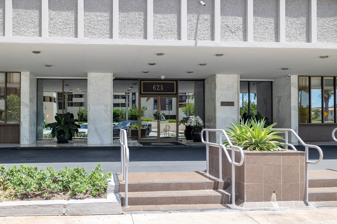 Gables Plaza Condominiums in Coral Gables, FL - Foto de edificio