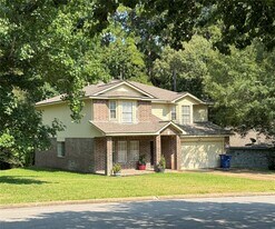 302 Inverness Dr in Huntsville, TX - Building Photo