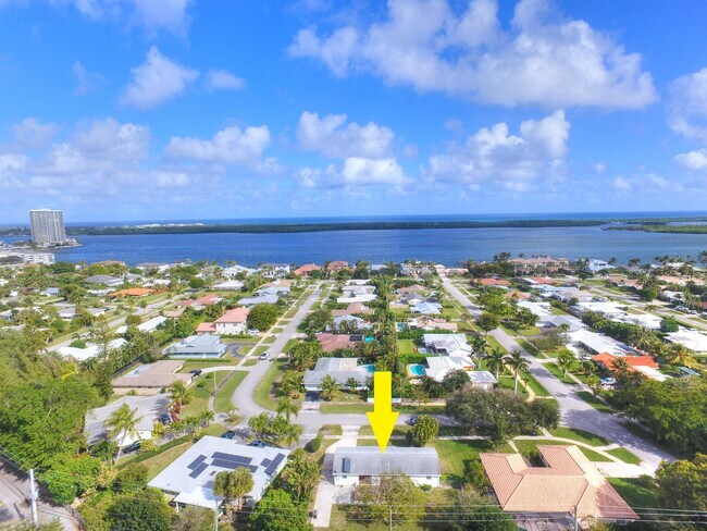 807 Easterly Rd in North Palm Beach, FL - Foto de edificio - Building Photo