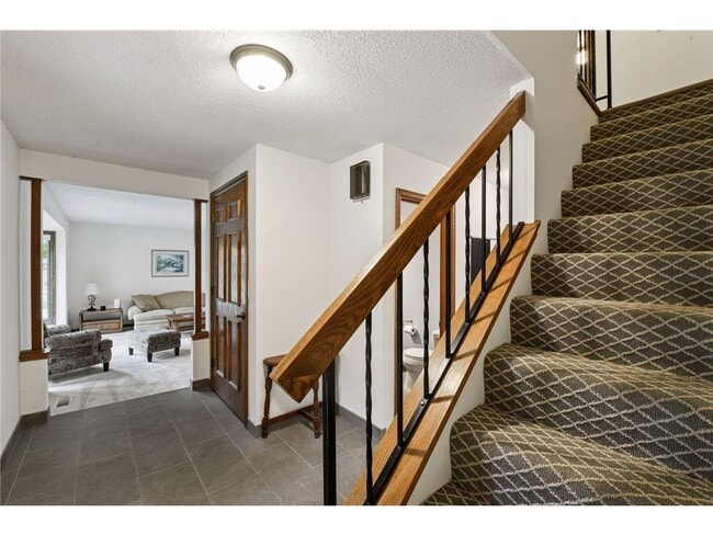 9933 Balmoral Ln in Eden Prairie, MN - Building Photo - Building Photo