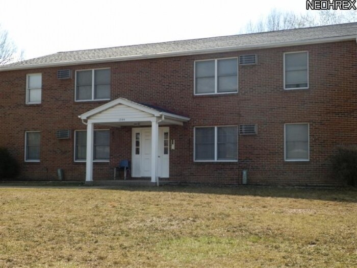 1344 Maplecrest Dr in Youngstown, OH - Building Photo