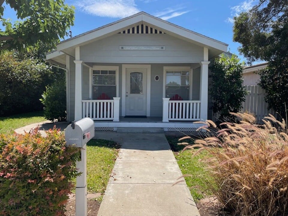 328 S Madrona Ave in Brea, CA - Building Photo