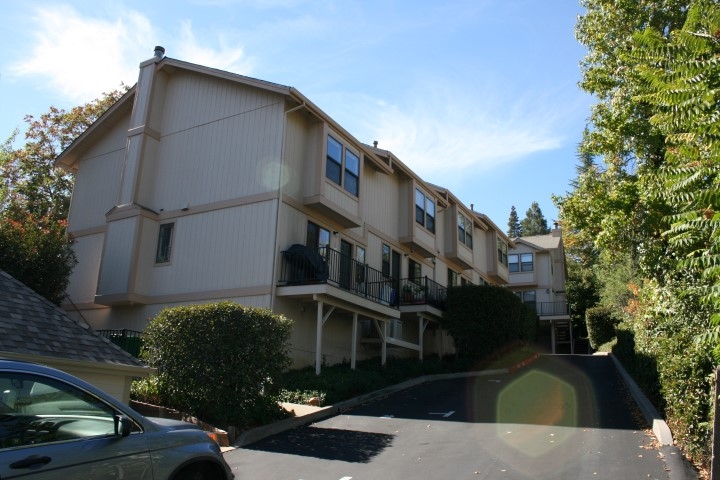 112 S School St in Grass Valley, CA - Foto de edificio