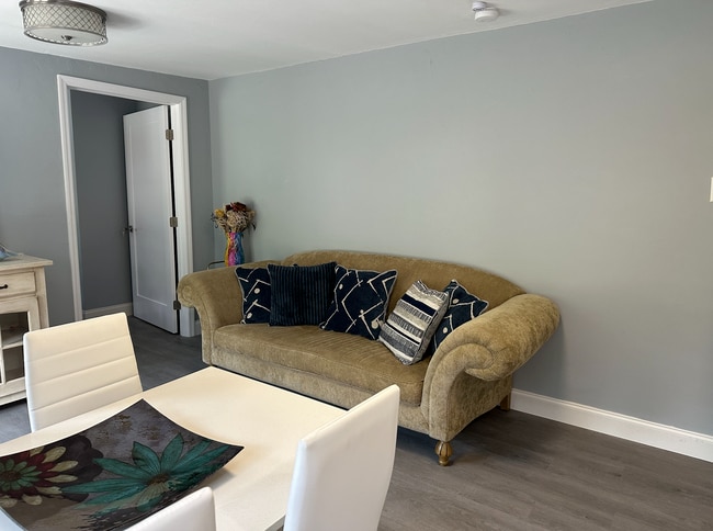 493 Castle Dr, Unit 493B in Naples, FL - Foto de edificio - Building Photo