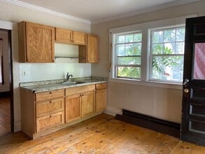 27 Maple Street in Windsor, VT - Foto de edificio - Interior Photo