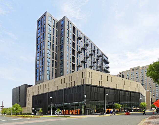 Signature Reston Town Center Apartments in Reston, VA - Foto de edificio - Building Photo