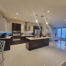 6422 NW 105th Pl in Doral, FL - Building Photo - Building Photo