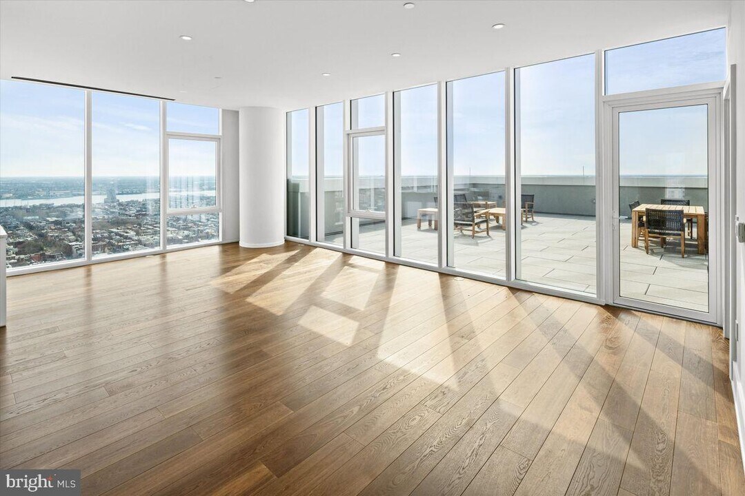 301 S Broad St-Unit -4002 in Philadelphia, PA - Building Photo