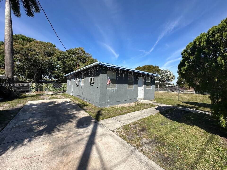 537 NW 8th Ave in Fort Lauderdale, FL - Building Photo