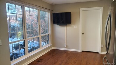 91 Duck Pond Dr in Manhasset, NY - Building Photo - Building Photo