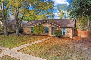 425 Country View Ln in Garland, TX - Building Photo