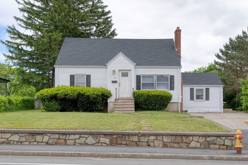 208 Green St in Weymouth, MA - Building Photo