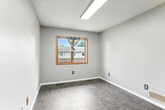 14865 Lower Endicott Way in Apple Valley, MN - Building Photo - Building Photo