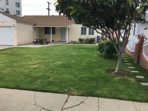8819 Kittyhawk Ave in Westchester, CA - Building Photo - Building Photo