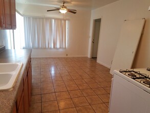 1048 E Sierra Way in Dinuba, CA - Building Photo - Building Photo