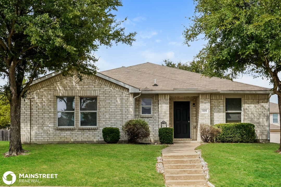 605 Snapdragon Ln in Desoto, TX - Building Photo