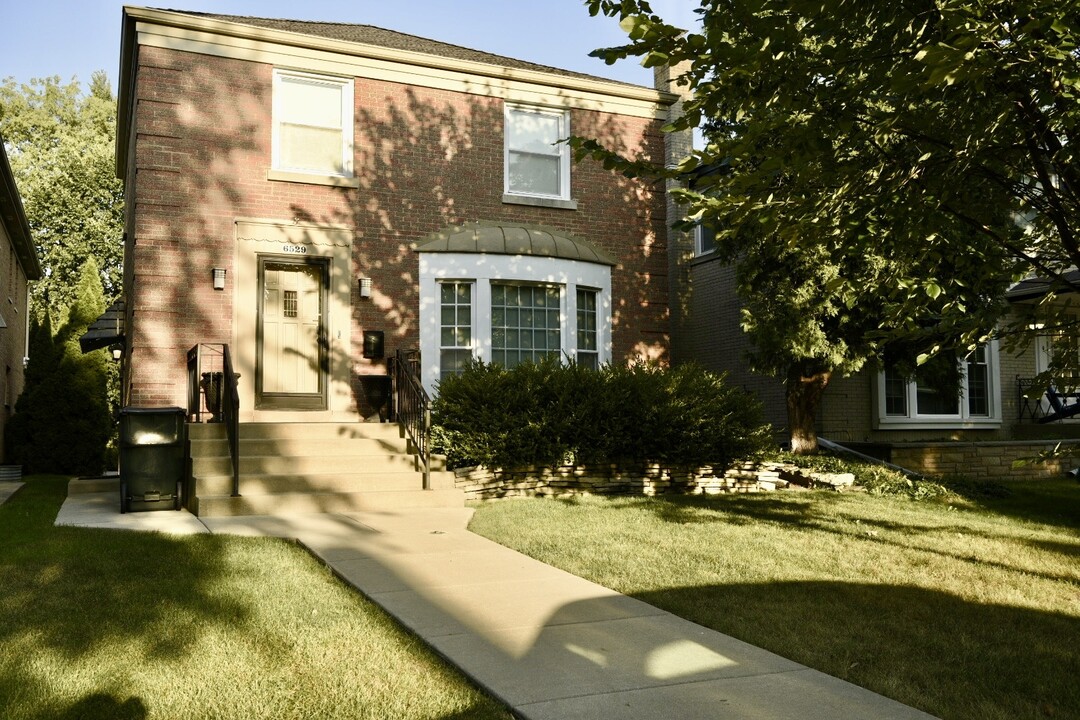 6529 Trumbull Ave in Lincolnwood, IL - Foto de edificio