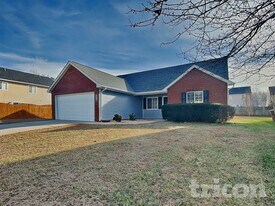 814 Topsail Dr in Browns Summit, NC - Building Photo