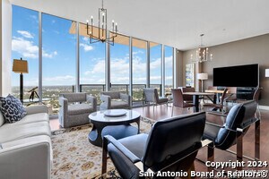 610 E Market St in San Antonio, TX - Building Photo - Building Photo