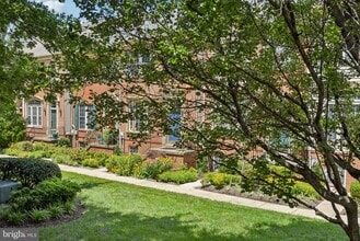 8154 Skelton Cir in Falls Church, VA - Foto de edificio - Building Photo