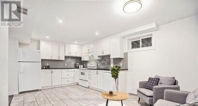 33 Majestic Dr in Ottawa, ON - Building Photo - Building Photo