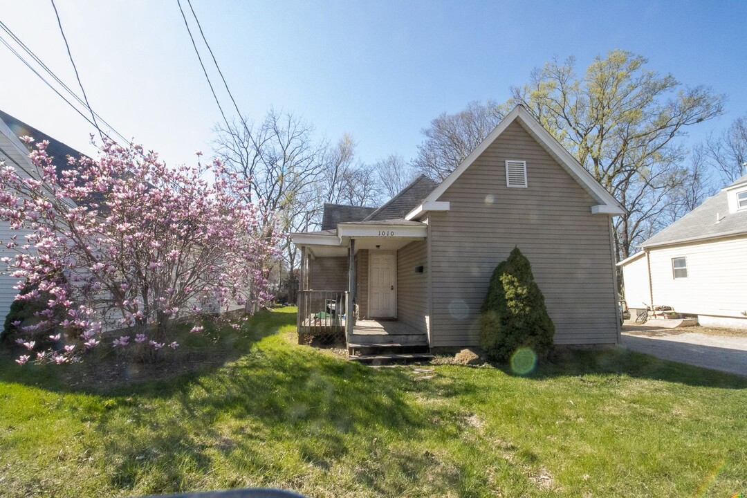1010 Rogers St in Columbia, MO - Building Photo