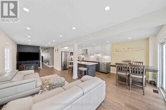 2418 Highcroft Rd in Oakville, ON - Building Photo - Building Photo