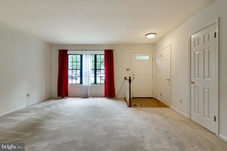 7608 Southern Oak Dr in Springfield, VA - Building Photo - Building Photo