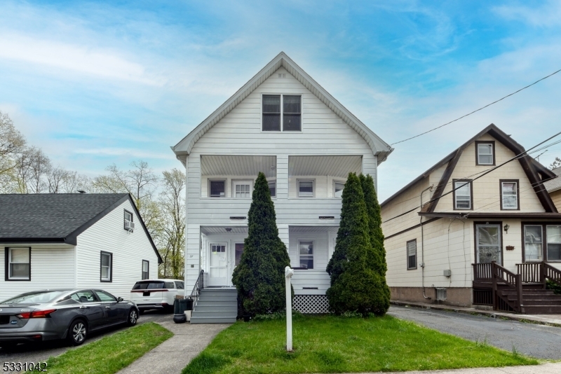 19 John St in Passaic, NJ - Building Photo