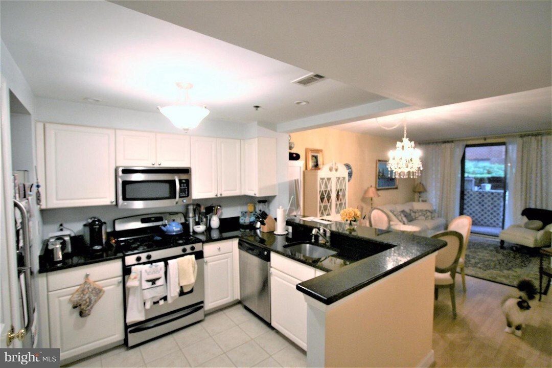 1050 N Taylor St-Unit -1-103 in Arlington, VA - Building Photo