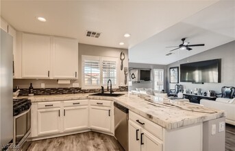 7250 Diamond Canyon Ln in Las Vegas, NV - Foto de edificio - Building Photo