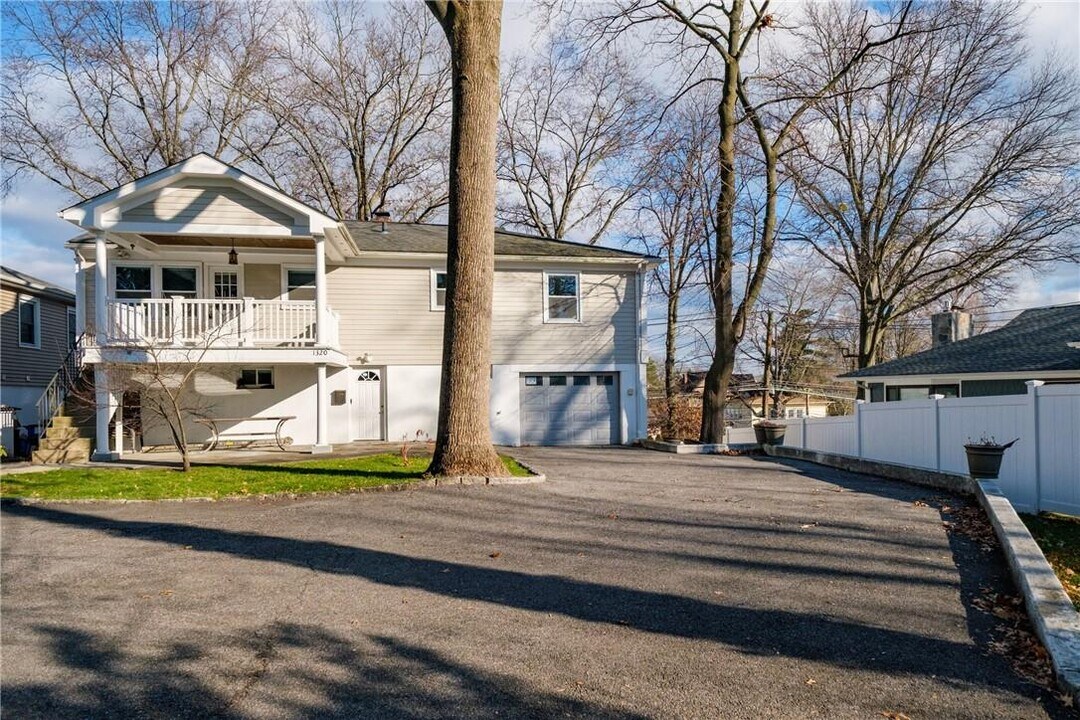 1320 Mamaroneck Ave in Mamaroneck, NY - Foto de edificio