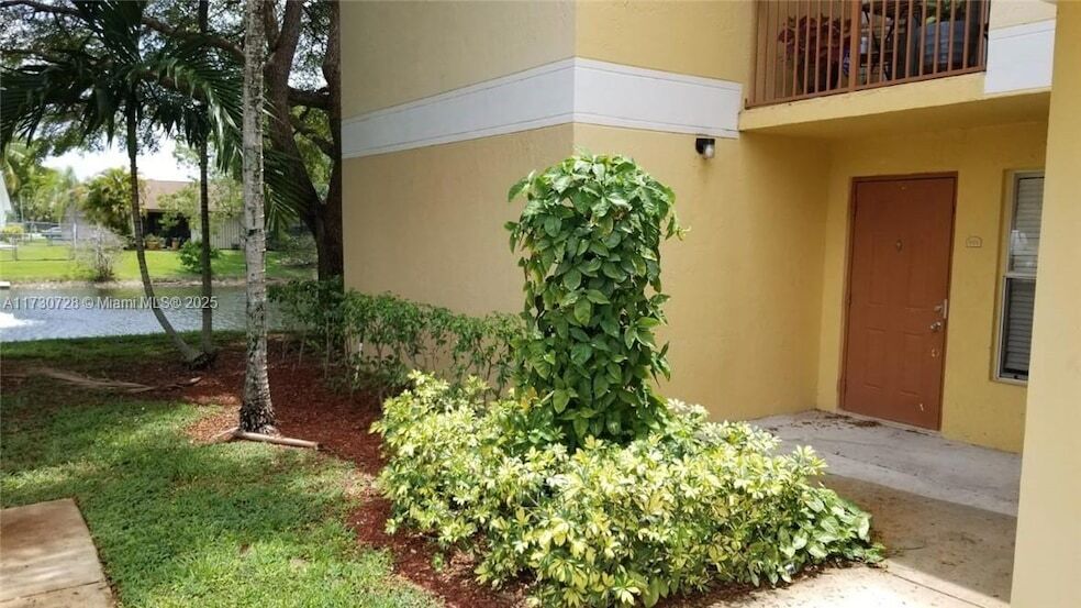 7650 Westwood Dr in Tamarac, FL - Building Photo