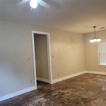 404 S Clay St in Ennis, TX - Building Photo - Building Photo