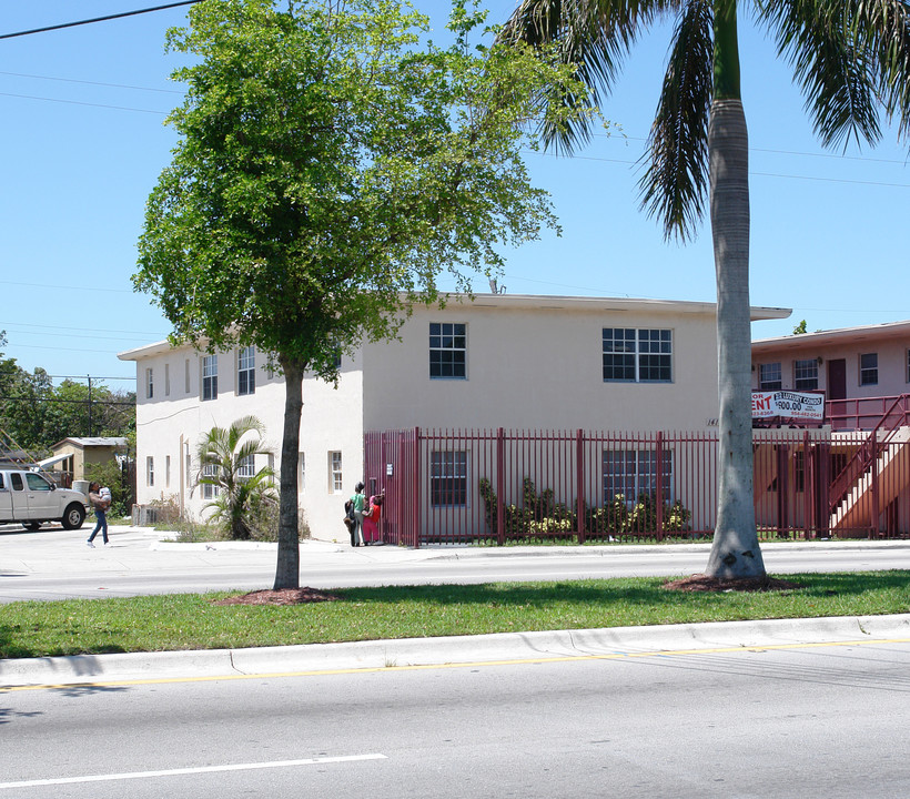 The Arabian Arms Condo in Opa Locka, FL - Foto de edificio