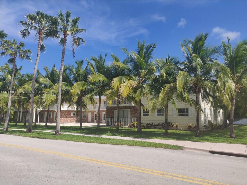 100 Sunrise Dr in Miami, FL - Building Photo
