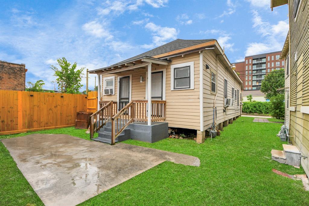 114 N St Charles St in Houston, TX - Building Photo
