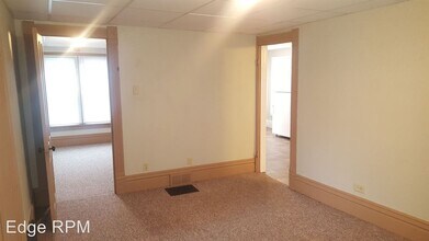 523 W 2nd St in Cedar Falls, IA - Building Photo - Building Photo