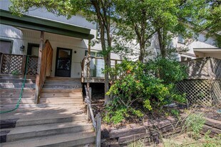 2217 N Crossover Rd in Fayetteville, AR - Building Photo