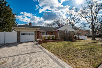 1656 Putney Rd in Valley Stream, NY - Building Photo - Building Photo