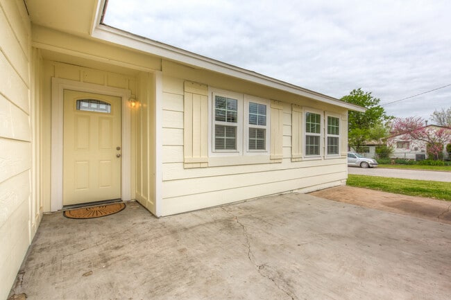 404 S 200th E Ave in Tulsa, OK - Building Photo - Building Photo