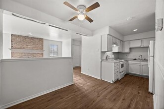 5902 Marvin Loving Dr in Garland, TX - Foto de edificio - Building Photo