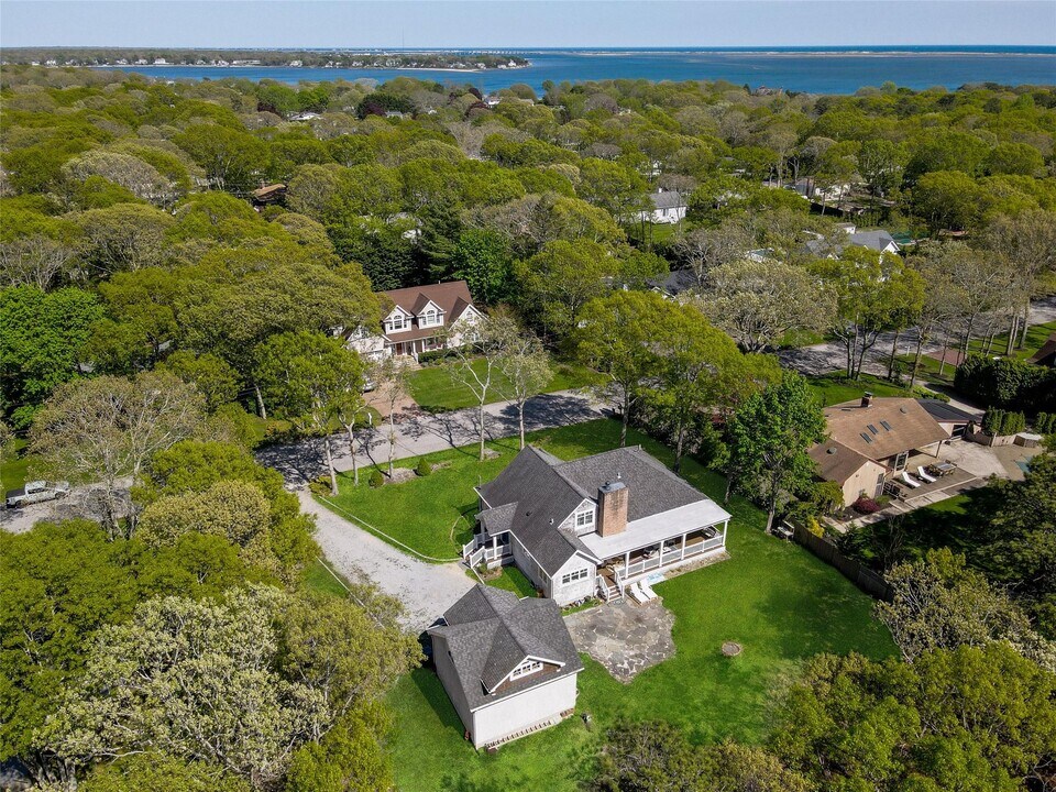 10 Foxboro Rd in Hampton Bays, NY - Building Photo