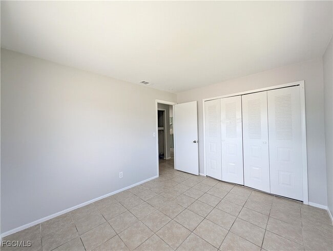 427 NE Pine Island Ln