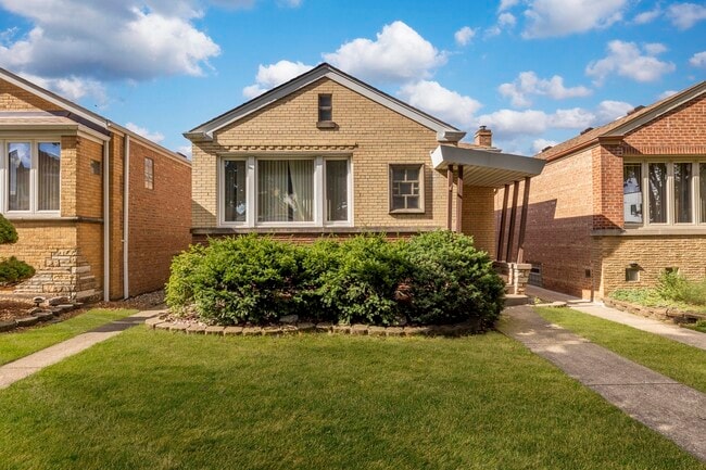 property at 5534 S Natoma Ave