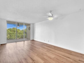 9470 Poinciana Pl, Unit 303 in Davie, FL - Foto de edificio - Building Photo