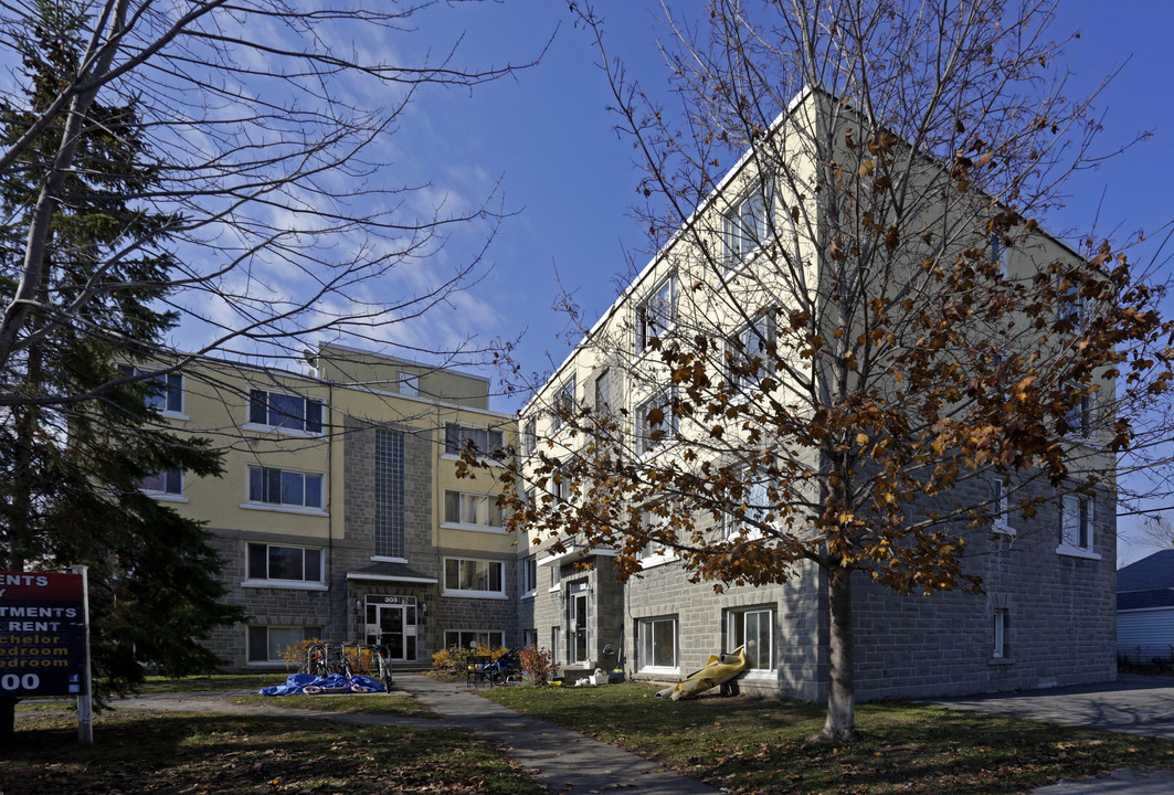 Evergreen Apartments in Ottawa, ON - Building Photo