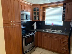 9357 Fontainebleau Blvd in Miami, FL - Building Photo - Building Photo